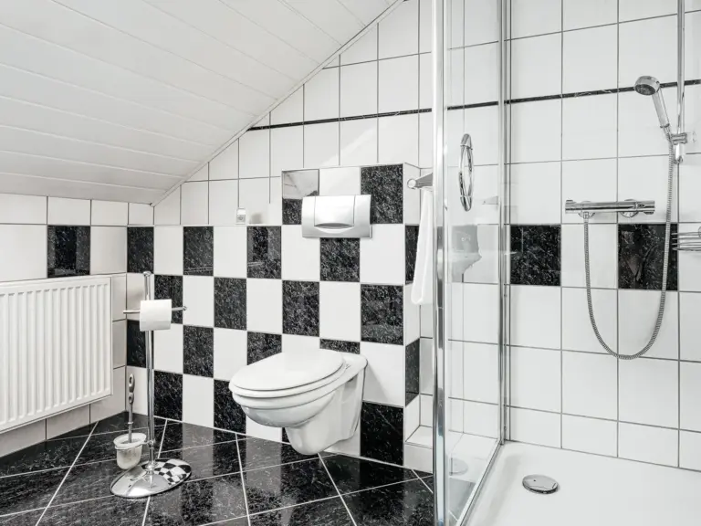 Walk-in shower at Stay Eden AMBER GLOW bathroom