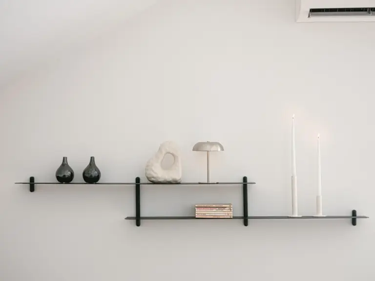 Wall shelf with decorative elements in OPAL BLUE TDY and TLA apartment