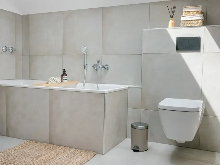 Bathtub and wall-mounted toilet in main bathroom of OPAL BLUE