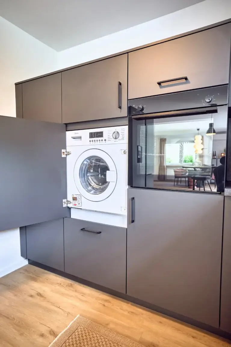 CORAL BLOOM modern kitchen with integrated washing machine and built-in oven