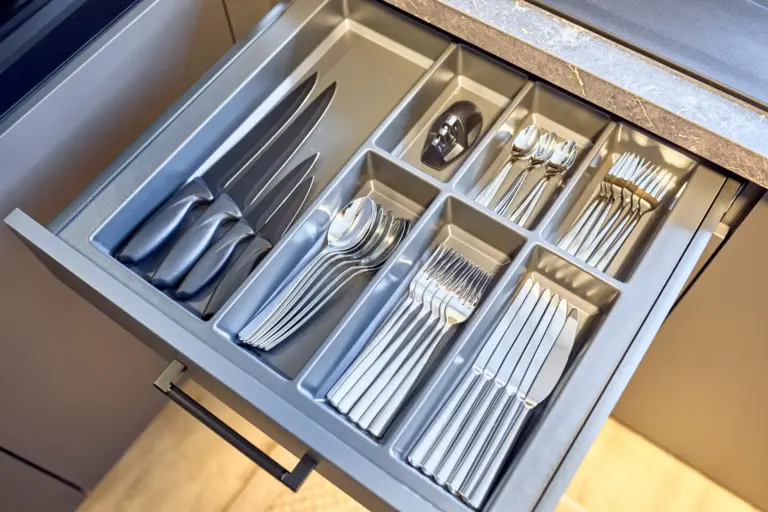 CORAL BLOOM kitchen drawer with cutlery and kitchen knives