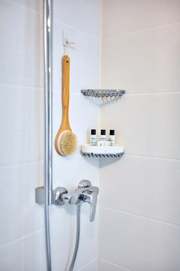 CORAL BLOOM shower with premium toiletries and wooden body brush