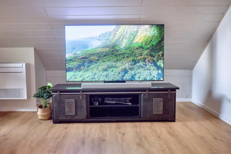 Smart TV and soundbar in the living room at Stay Eden AMBER GLOW