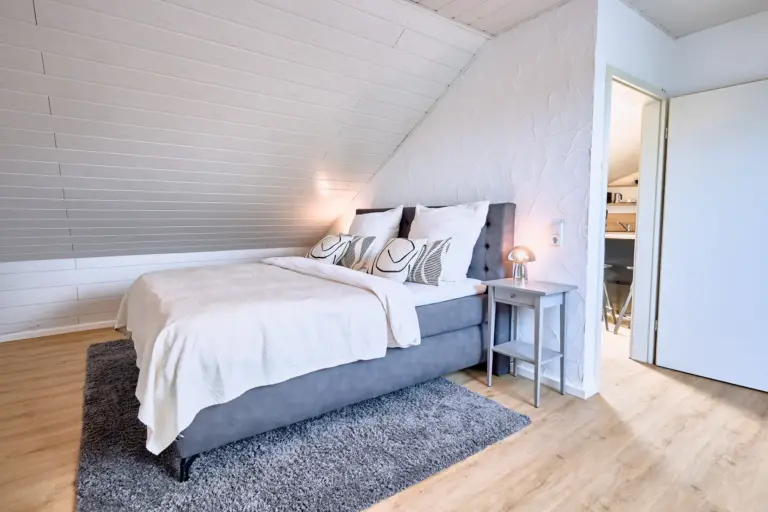 King-size bed with bedside table at Stay Eden AMBER GLOW
