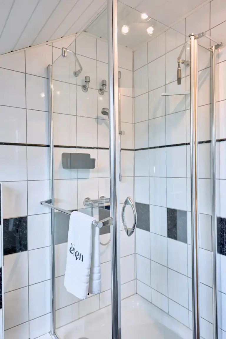 Shower with fresh towels at Stay Eden AMBER GLOW