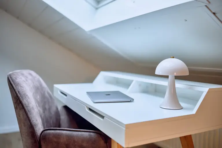 Desk and laptop in dedicated workspace at Stay Eden AMBER GLOW