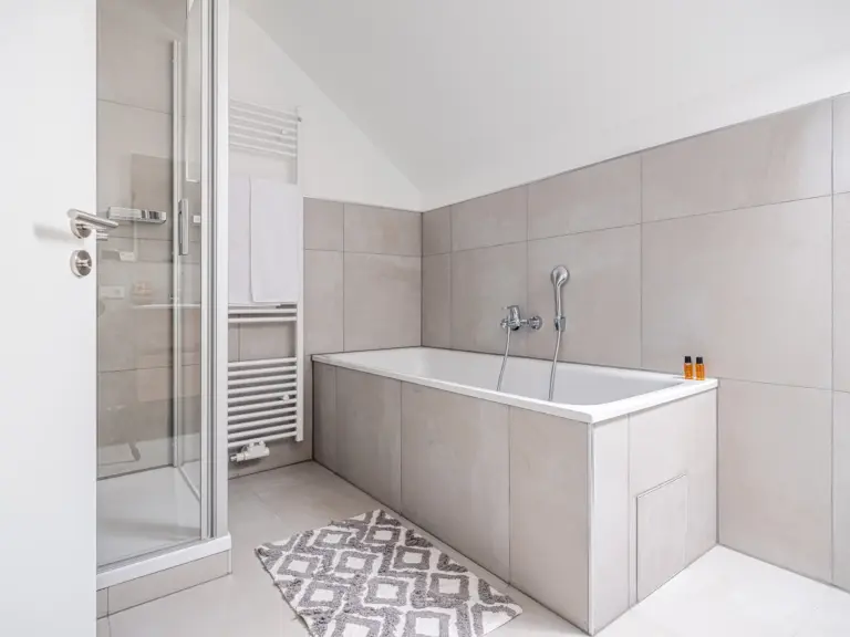 Bathtub and separate walk-in shower at PEARL SILVER