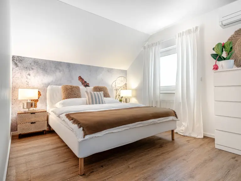 Bright bedroom with king-size bed at PEARL SILVER