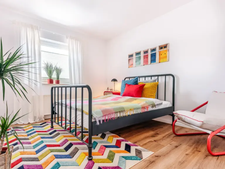 Bright second bedroom with queen-size bed at PEARL WHITE