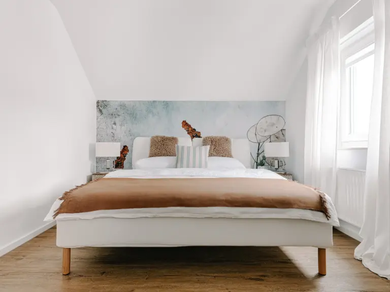 Comfortable king-size bed in the bedroom at PEARL SILVER