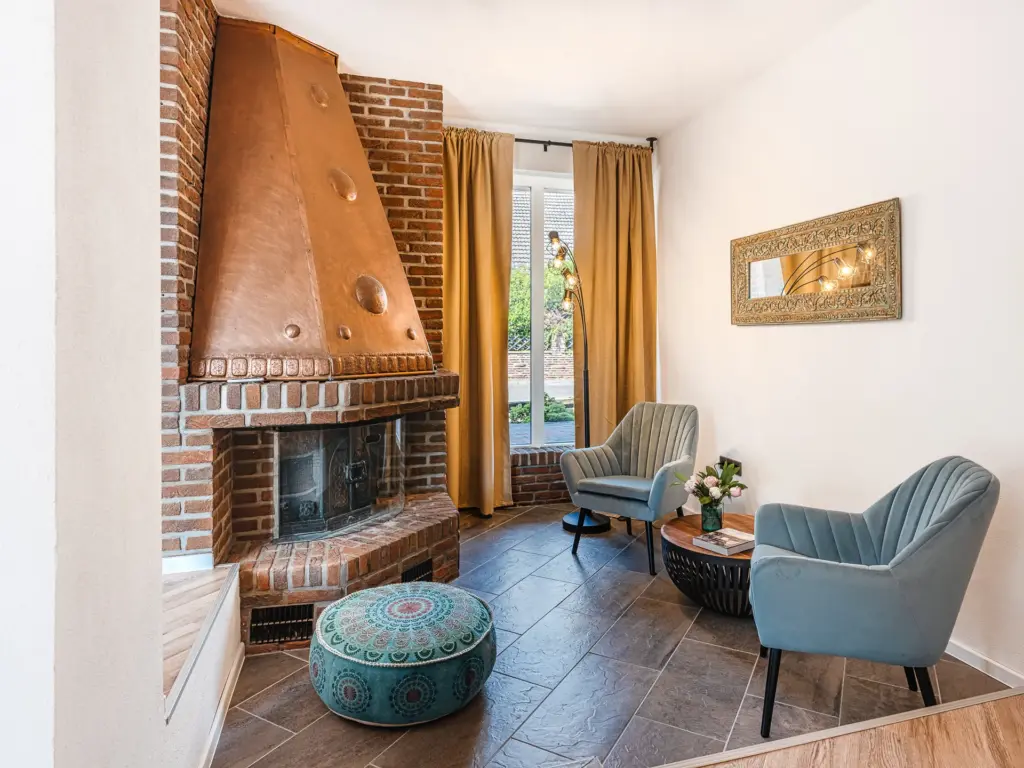 AMBER GOLD fireplace with seating area
