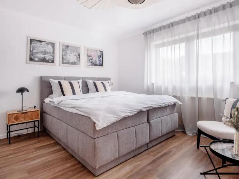 Second bedroom with queen-size bed at RUBY RED