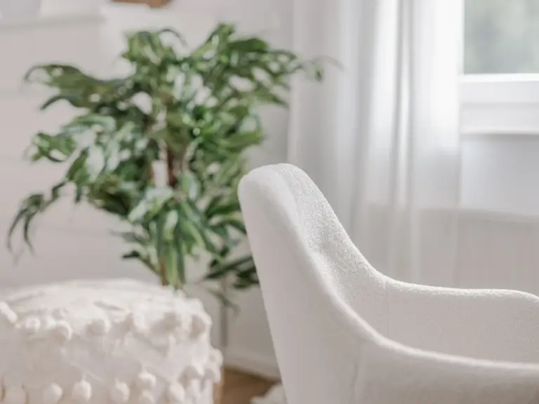 Comfortable office chair at the dedicated workspace in PEARL SILVER