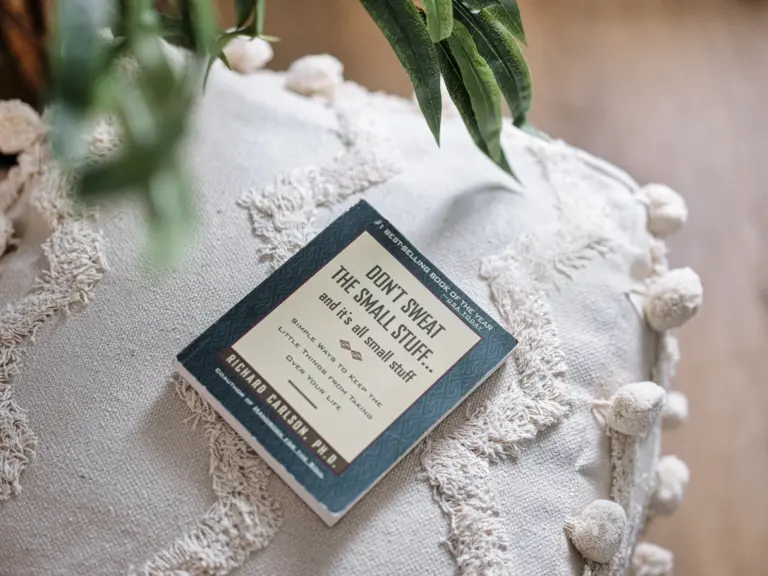 Book and cozy textile detail in the PEARL SILVER bedroom